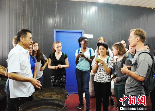 達海文到茶厂了解中国茶文化。　张辉伟 摄