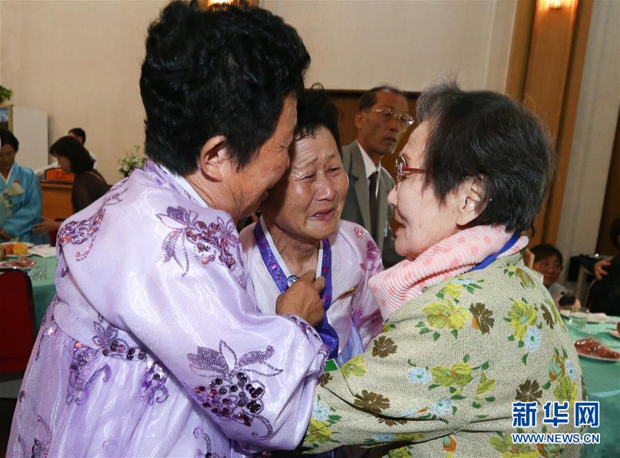 89名韩方离散家属在朝鲜金刚山与亲人团聚