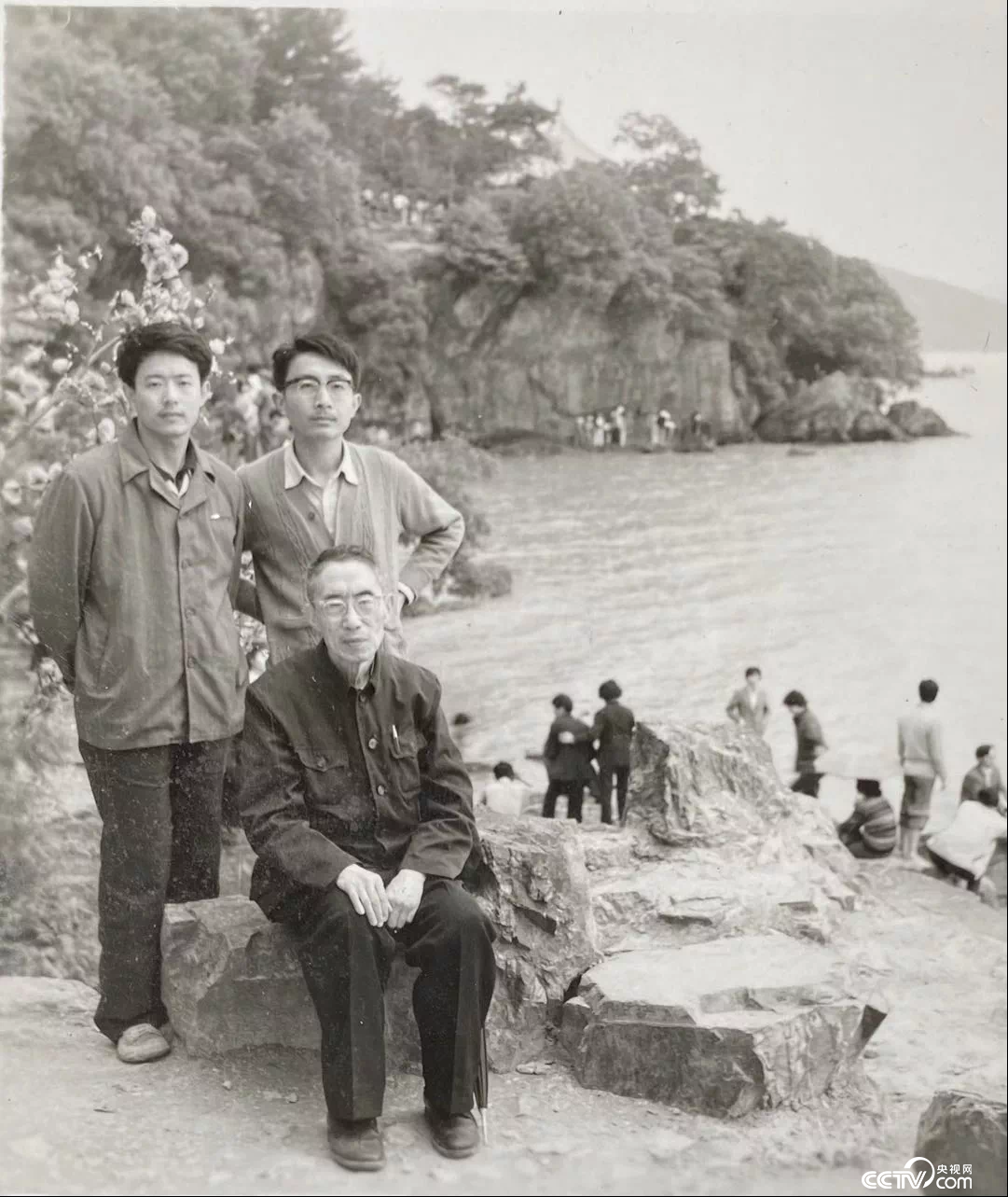 戴建业（后排右一）与研究生导师曹慕樊（前）和师兄刘明华，1983年摄于无锡太湖。