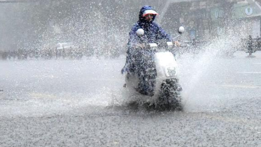 公安部交管局提示：南方地区有强降雨注意出行交通安全